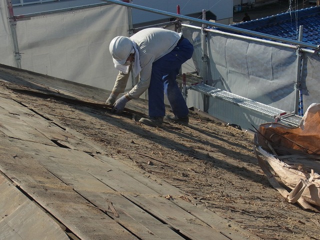 長久手市で瓦屋根の葺き替えで下地の張替えと防水シート張り、桟の設置。表からは見えませんが大事な部分